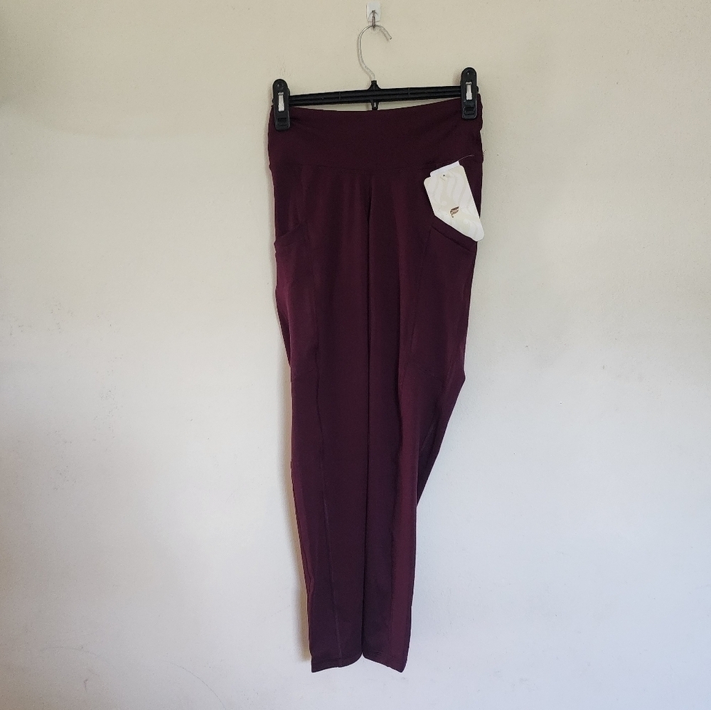 Fabletics Highwaisted Side Pockets 7/8 Leggings in Burgundy size small